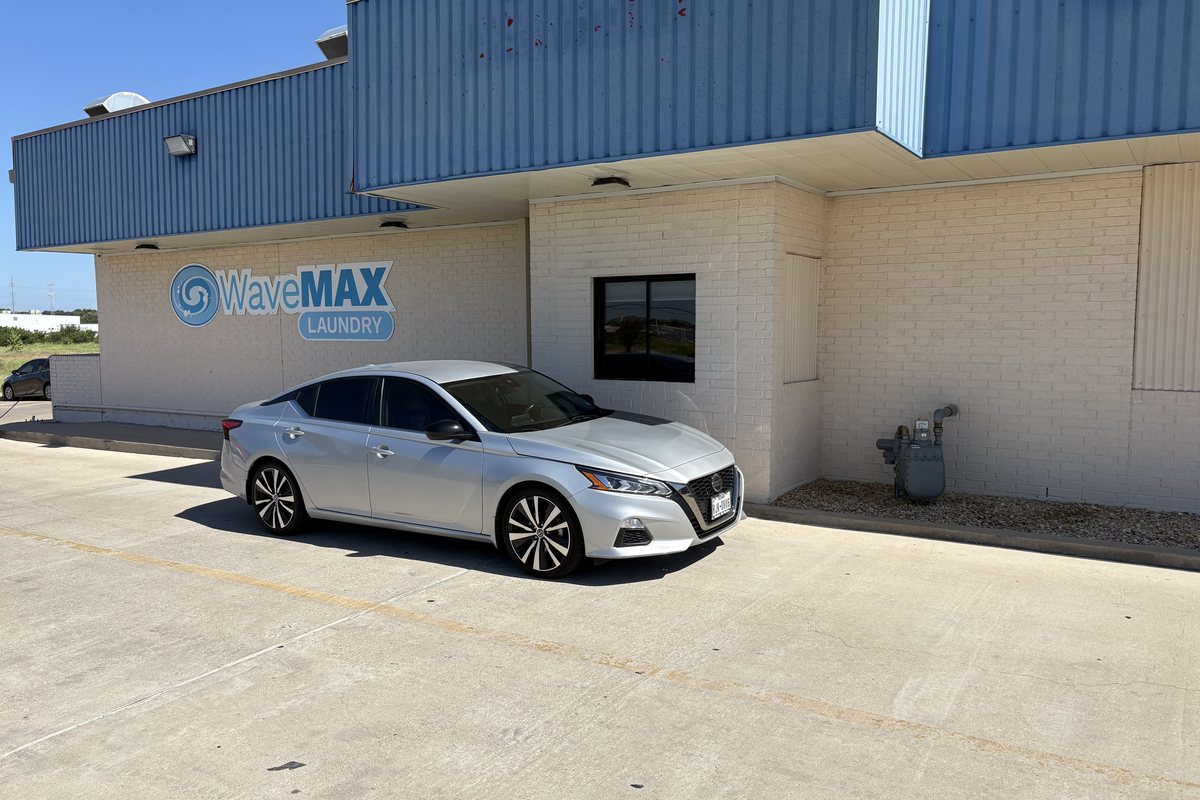 WaveMAX Temple, TX — Olaf Dr. | WaveMAX Laundry 19 Drive-thru laundry drop-off at WaveMAX Laundry Olaf Drive, Temple, TX